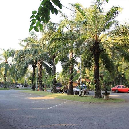 Narita Classic Hotel Surabaya Exteriör bild