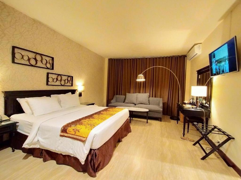 Narita Classic Hotel Surabaya Exteriör bild