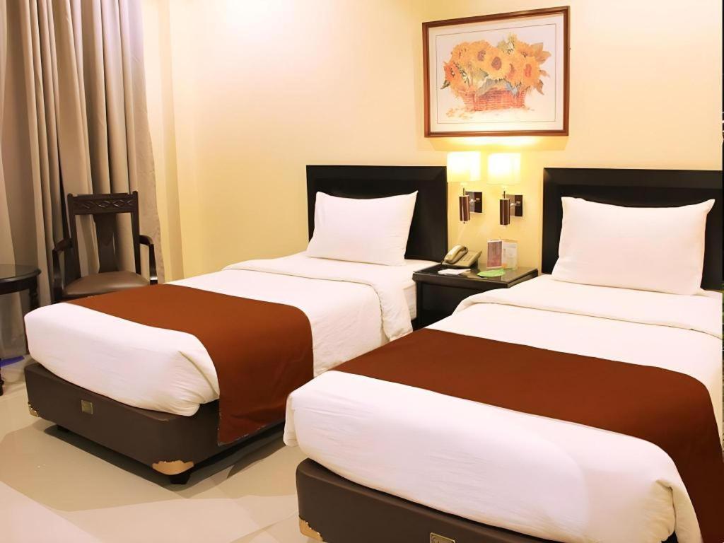 Narita Classic Hotel Surabaya Exteriör bild