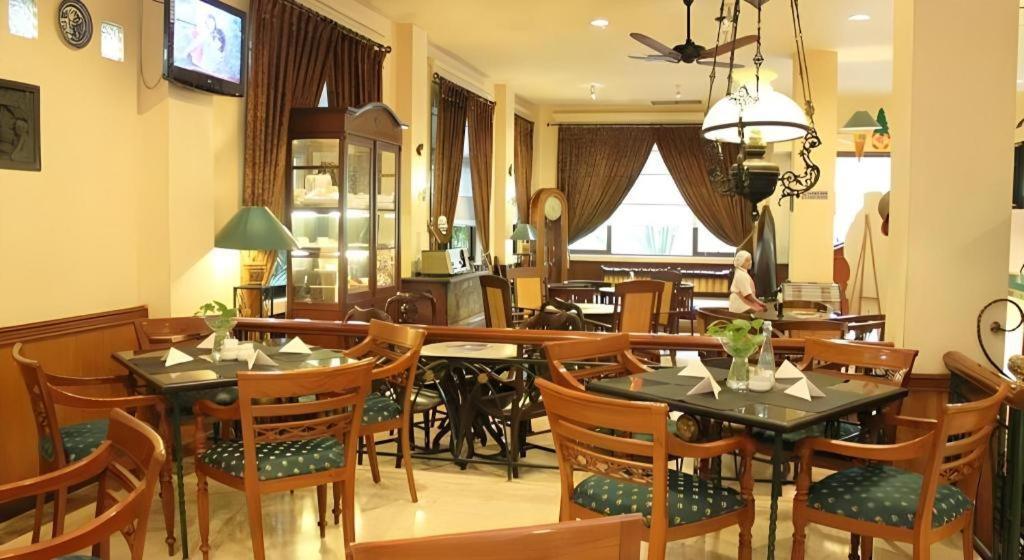Narita Classic Hotel Surabaya Exteriör bild