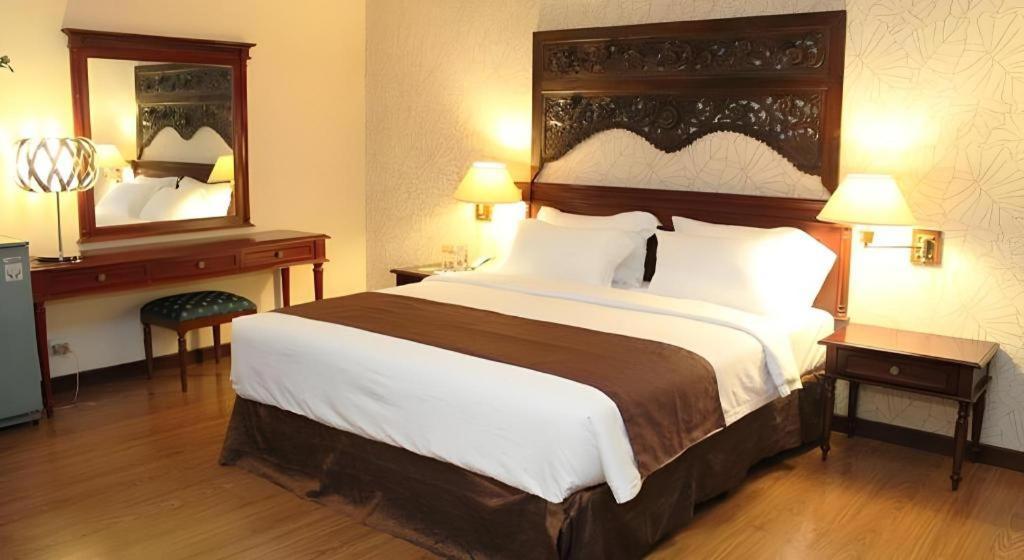 Narita Classic Hotel Surabaya Exteriör bild