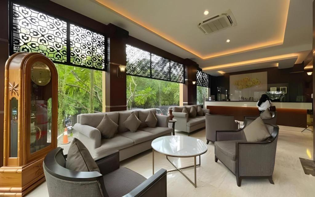 Narita Classic Hotel Surabaya Exteriör bild