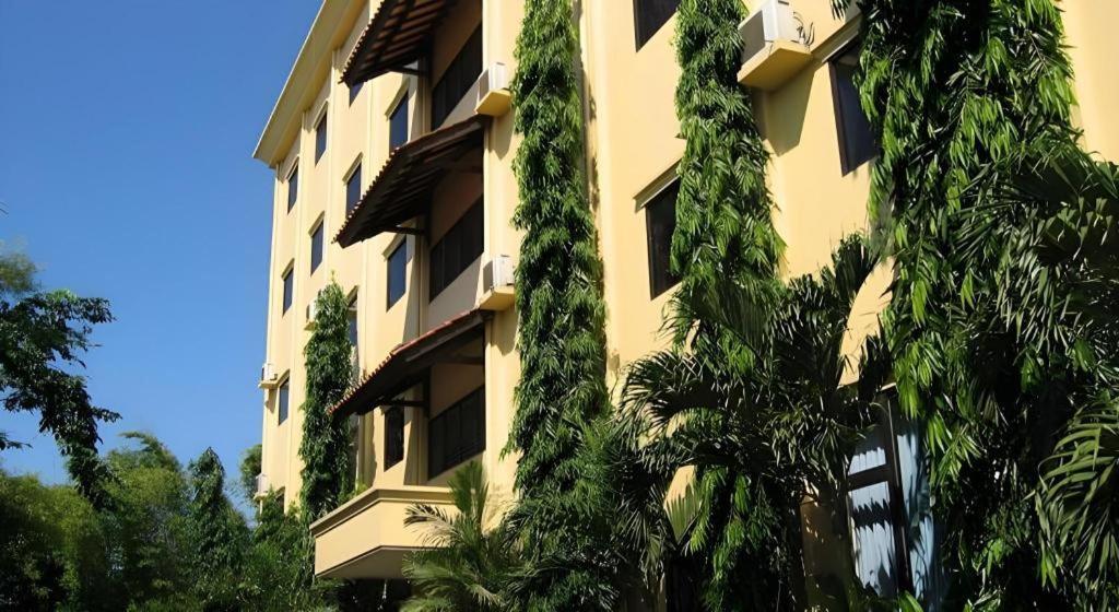 Narita Classic Hotel Surabaya Exteriör bild